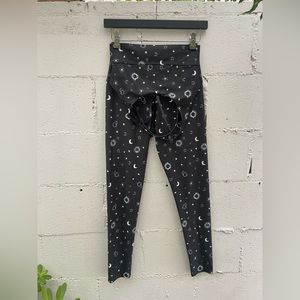NWOT:Onzie High Rise Legging and Ride Bra Set, Black/White stars and Moon, S/M